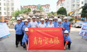 集團公司團委為洛陽市濱河新村改造項目青年突擊隊授旗！